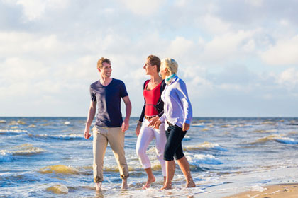 Junge Urlauber an der Ostsee